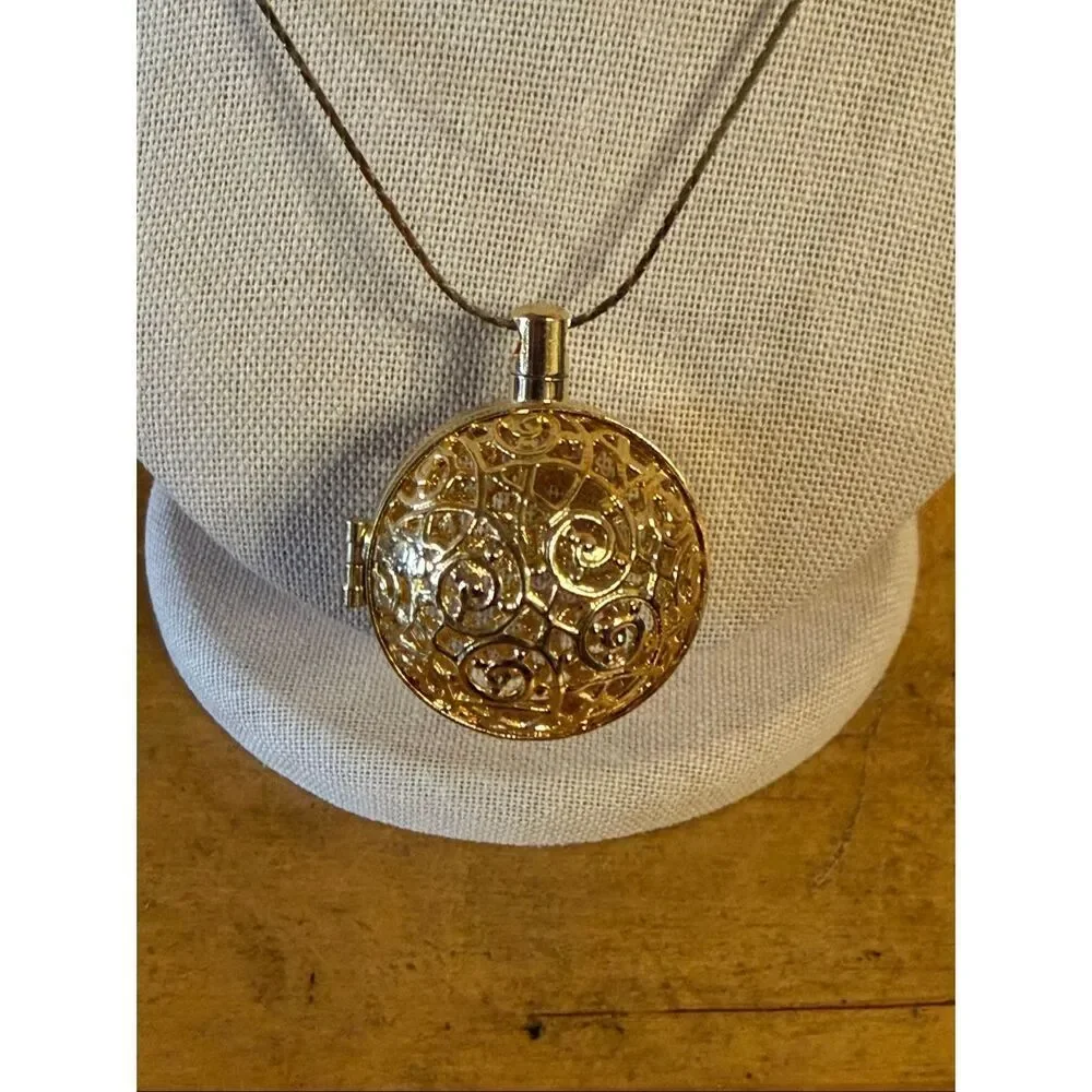 VICTORIAN BALL PENDANT LOCKET Gold Tone (7165)